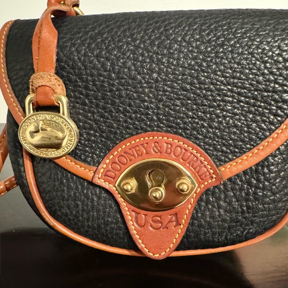 Vintage Dooney & Bourke AWL Turn Lock Crossbody Bag Shield Pocket Brass Fob - Picture 2 of 12
